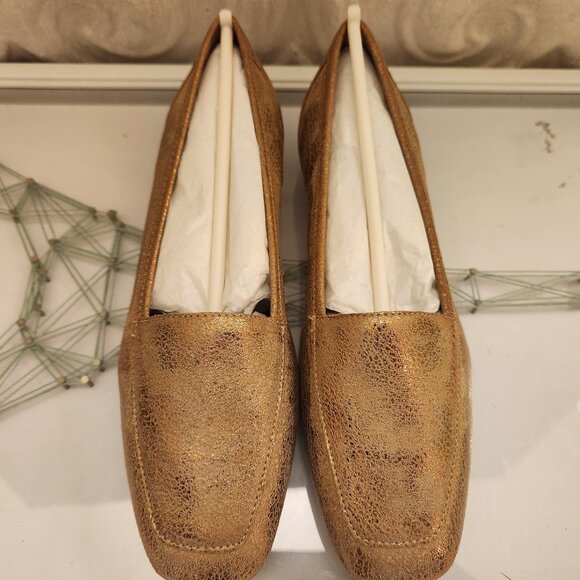 Donald Pliner Bronze Leather Flats. NIB. Size 6 - Picture 4 of 9